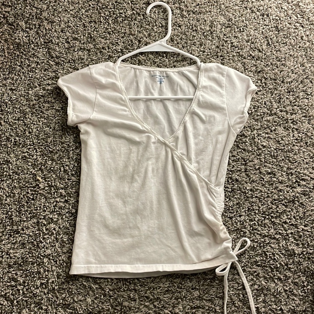 Brandy Melville White Tshirt with ruched tie side!